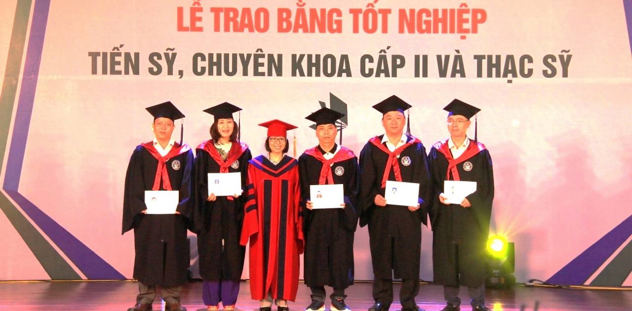 Áo tốt nghiệp tiến sĩ