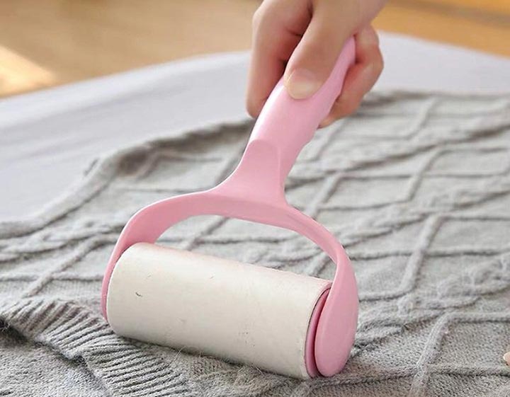 Loại bỏ bụi vải bằng cây lăn chuyên dụng
