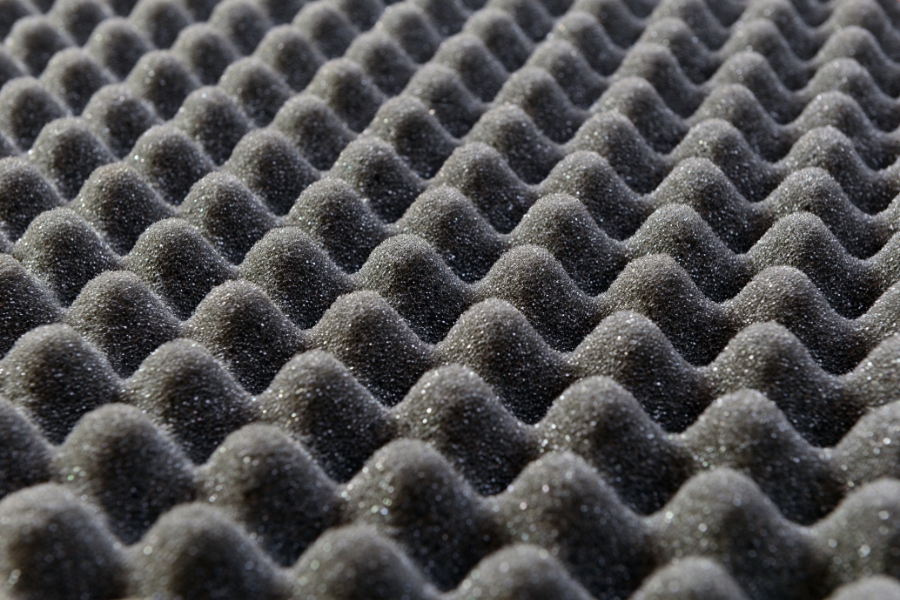 Làm sạch bụi vải trên quần áo đen bằng mút ẩm.