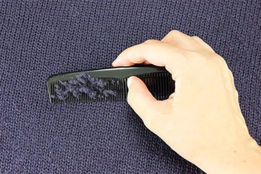 Làm sạch bụi vải trên quần áo đen bằng bàn chải chuyên dụng