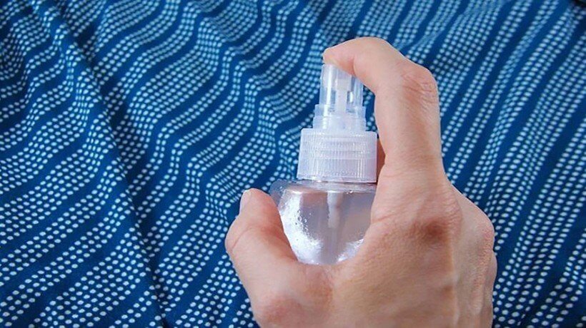 Sử dụng xịt chống tĩnh điện để ngăn bụi vải bám trên quần áo