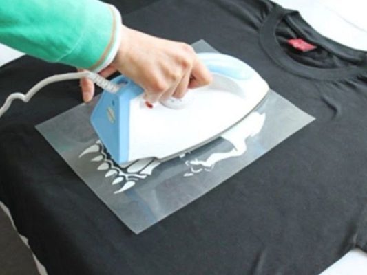 Hướng Dẫn Cách Ủi Logo Lên Áo Chi Tiết Từng Bước