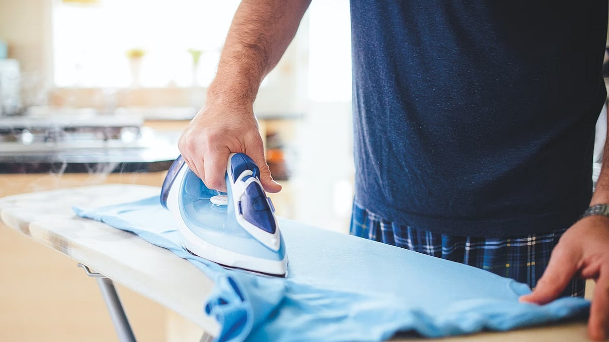 Cách Ủi Áo Thun Đúng Chuẩn: Giữ Màu, Giữ Form, Phẳng Đẹp
