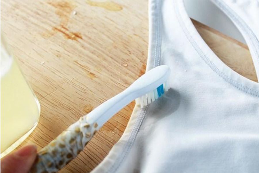 Tẩy áo trắng bằng bàn chải mềm