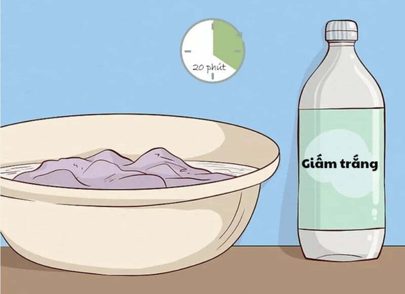 Giặt quần áo phai màu bằng giấm.