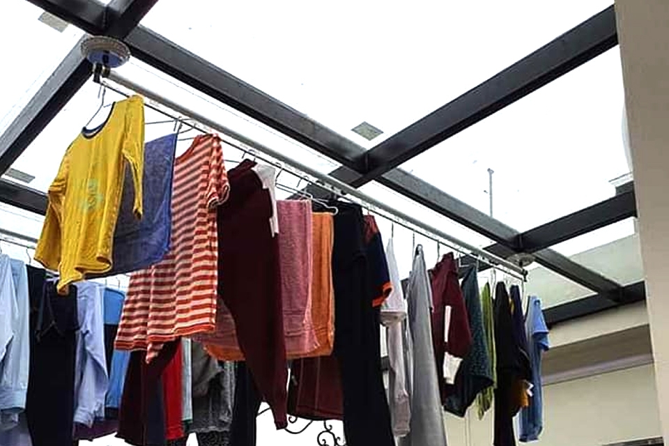 Phơi áo ở nơi thoáng mát, tránh ánh nắng trực tiếp