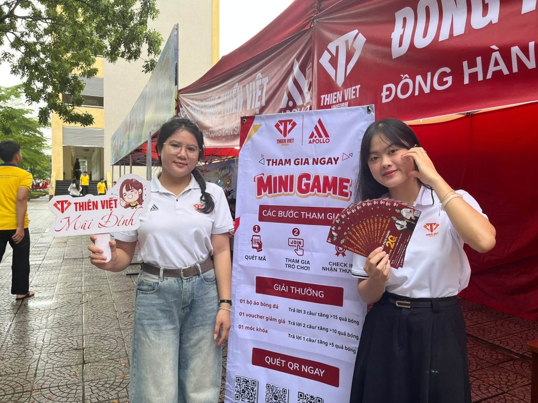 Tân Sinh Viên K60 Check-In Tại Gian Hàng Đồng Phục Thiên Việt